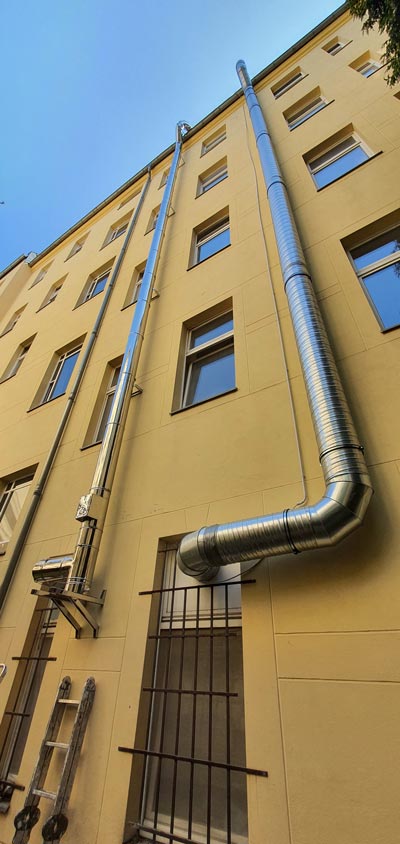 Edelstahl-Steigleitung über mehrere Etagen an Berliner Altbau-Fassade