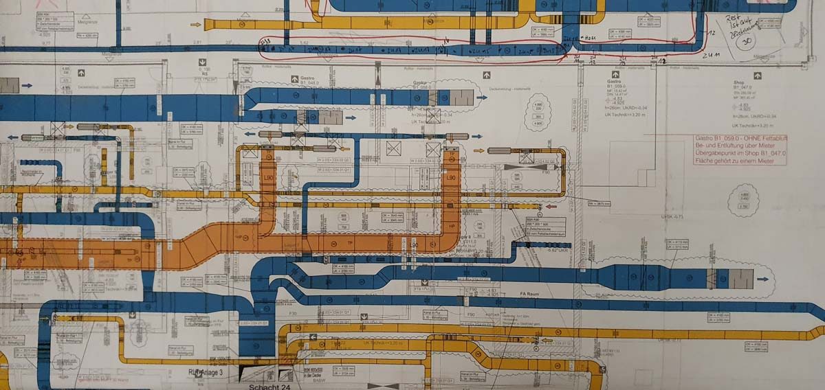 Detaillierte technische Zeichnung einer Lüftungsanlage mit farblich gekennzeichneten Zu- und Abluftkanälen.