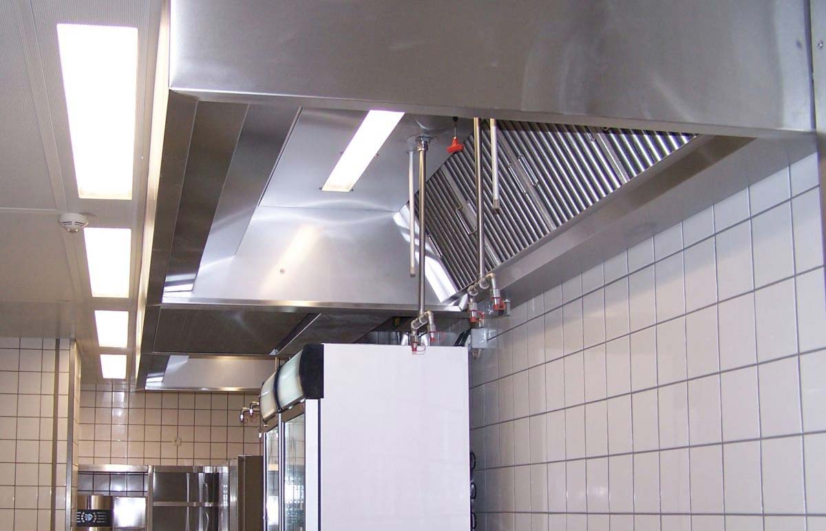 Edelstahlhaube mit Fettabscheidung in der Küche