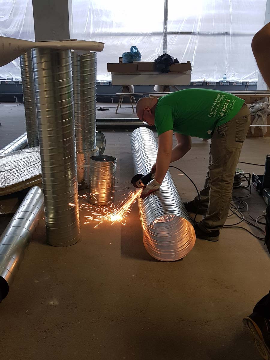 Monteur des Fachbetriebs bei der Kanalmontage