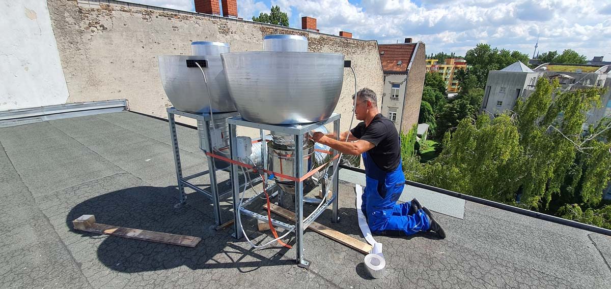 Dachventilator einer Abluftanlage auf einem Berliner Dach